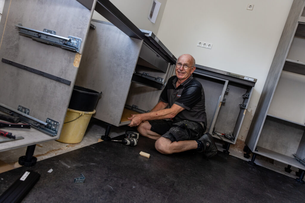 Ben jij handig, werk je graag met je handen en zoek je een baan als keukenmonteur in de regio Achterhoek of Twente? We nemen de tijd om je het vak te leren, in een rustig tempo en met duidelijke uitleg.