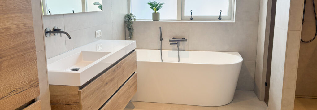 Dit jaren 80-huis is de afgelopen jaren flink gemoderniseerd. Nu waren de badkamer en de toiletten aan de beurt.