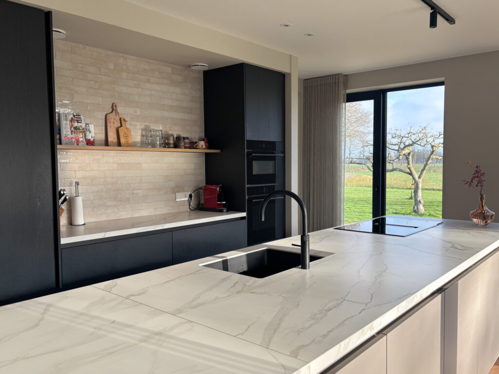 In het buitengebied van een klein dorpje in de Achterhoek mochten we een kijkje nemen in deze prachtige nieuwbouwwoning. Een huis dat meteen verrast: nieuw gebouwd, maar met volop karakter en warmte.